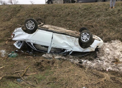 "Приора" с четырьмя пассажирами вылетела с дороги и перевернулась на Ставрополье