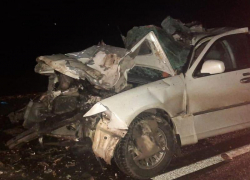 Столкновение легковушки и КамАЗа привело к аварии со смертельным исходом