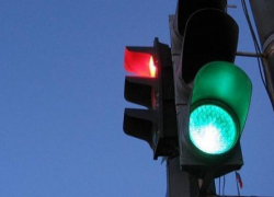 Водитель врезался в светофор и пытался переехать полицейского на Ставрополье