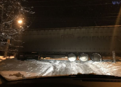 Многотонная фура скатилась с горки и перекрыла дорогу в Ставрополе 