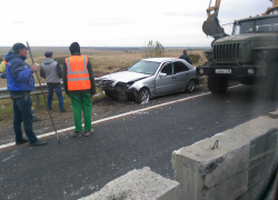 КамАЗ врезался в бетонные блоки и устроил ДТП на трассе "Кавказ"