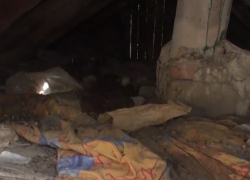 Заброшенный дом с трупом на чердаке сдали власти многодетной семье на Ставрополье