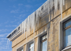 Студентка из Ставрополя пострадала из-за упавшей сосульки