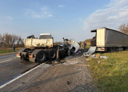 Водитель из Ставрополья попал в больницу после жесткой аварии с большегрузами