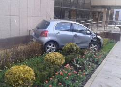 Внедорожник снес легковушку на пустой парковке в Ставрополе