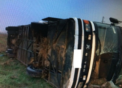  На Ставрополье из-за уснувшего за рулем водителя перевернулся пассажирский автобус и погиб человек
