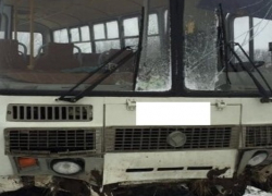 Мчавшийся по скользкой дороге автобус с рабочими вынесло в кювет на Ставрополье