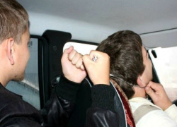 Двое мужчин жестоко избили и ограбили таксиста в Ставропольском крае