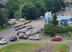 Бензин в Ставрополе собирает десятки машин на АЗС: что происходит утром 17 июня