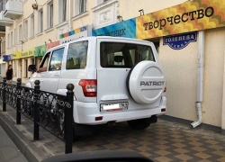 «Это уже край»: автохам бросил внедорожник посреди тротуара в центре Ставрополя 