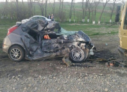 Водитель «Соляриса» разбился насмерть в страшном ДТП с фурой под Ставрополем