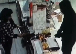 Мужчина с пистолетом ограбил продуктовый магазин в Ставрополе и попал на видео