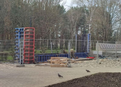 Панно с фотографиями защитников Родины начали устанавливать в сквере Ставрополя