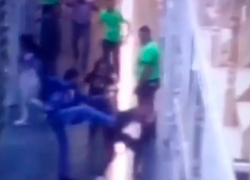 Драка в строительном гипермаркете попала на камеру видеонаблюдения в Ставрополе