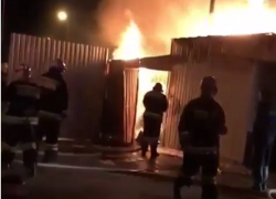 Появилось видео сильного пожара в сувлачной на рынке в Ставрополе