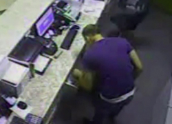 Опустошивший сейф в санатории на 300 тысяч рублей мужчина попал на видео в Железноводске