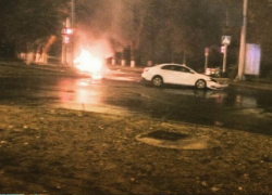 Автомобиль ВАЗ сгорел после столкновения с иномаркой в Ставрополе