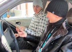 Находчивый пассажир расплатился с таксистом украденными у него же деньгами на Ставрополье