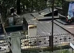 Аэробику устроили две девушки у Вечного огня в Железноводске 