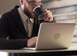 Житель Буденновска хитростью похитил ноутбук знакомого 