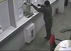 Мужчина в маске с топором ворвался в банк на Ставрополье