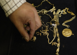 Перепуганный заявлением в полицию вор попытался тайком вернуть украденное золото товарищу на Ставрополье