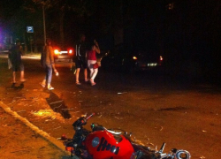 Мотоциклист в Ставрополе потерял управление и врезался в бордюр