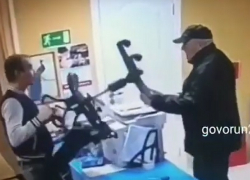 Мужчина с ножом попытался ограбить магазин в Пятигорске и попал на видео