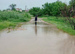 Пенсионеры и дети тонут в гигантских лужах, а по отчетам там асфальт, - жители Изобильного