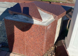 В парке «Победы» в Пятигорске разбили гранитные плиты