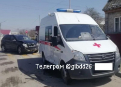 В станице Ессентукской из-за аварии опрокинулась машина скорой помощи с пациентами