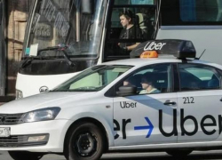 «Я знаю короткий путь»: в центре Ставрополя таксист проехал через сквер