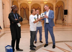 Сборная Нигерии на прощание подарила главе Ессентуков Некристову «счастливый мяч»