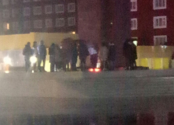 Цветы и игрушки несут жители Ставрополя к монументу Ангела 