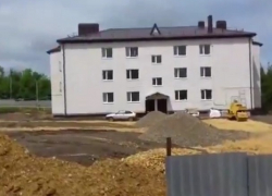 За чудовищные дома для переселенцев из аварийного жилья завели дело на главного архитектора села на Ставрополье