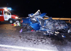 При столкновении "БМВ" и КамАЗа скончалась женщина и травмирован 3-летний ребенок на Ставрополье