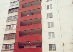 В Пятигорске молодой парень случайно выпал с балкона многоэтажки