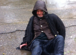 Молодежь Ставрополя глумилась над стариком, упавшим в лужу