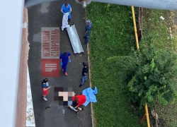 В Ставрополе на улице Пирогова из окна многоэтажки выпал мужчина