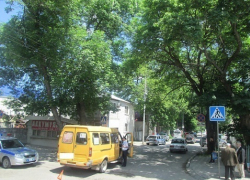 Коляску с годовалым ребенком сбил водитель маршрутки в Ессентуках