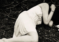 На Ставрополье мужчина избил и изнасиловал женщину на улице