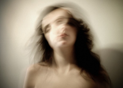 Вооруженный наряд полиции скрутил женщину-шизофреника