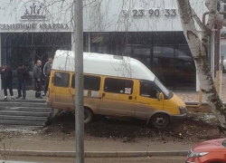 «Маршрутка» с пассажирами врезалась в офисное здание после ДТП с грузовиком в Ставрополе 