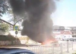 Полностью объятый пламенем автомобиль сняли на видео в Ставропольском крае
