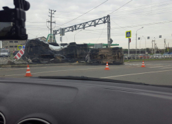 "Нива" и "Форд" снесли забор и дорожные знаки при столкновении на улице Октябрьской Ставрополя