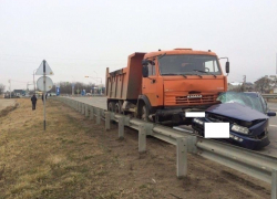 На Ставрополье столкнулись "КамАЗ" и "Фольксваген": погиб один человек