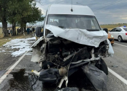 В аварии иномарки с микроавтобусом на Ставрополье пострадали 4 человека 
