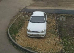 В Михайловске автохам сделал для себя парковку на газоне под окнами дома