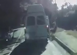 Равнодушная реакция маршрутчика на сбитого дверью велосипедиста возмутила жителей Ставрополя