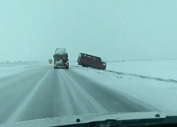"Трасса - сплошной каток": последствия сильного снегопада на Ставрополье попали на видео